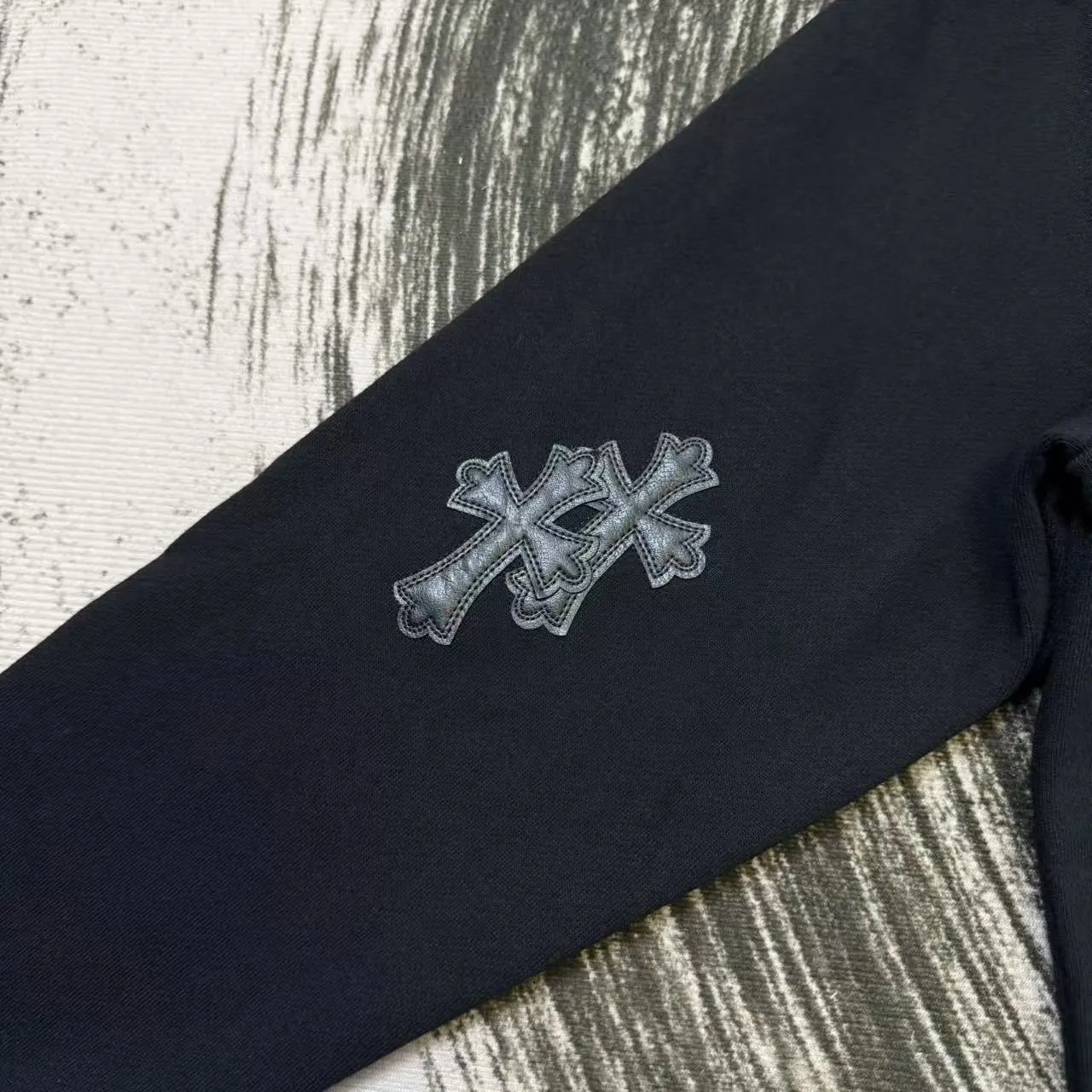 P310 Chrome Hearts Miami limited-edition horseshoe embroidered leather label hooded jacket, the same style at ChromeHearts counters. Made of 430g double-strand double yarn pure cotton terry fabric. The original custom hardware zippers are restored in place. The handle is very textured. Three-dimensional and atmospheric. Versatile and easy to wear in autumn. Simple and elegant. It adopts the os version. The upper body effect is great. Suitable for all body types. Soft and comfortable. CH Sanskrit embroidered letters on the front and large horseshoe Sanskrit leather label on the back. The small mark on the hem is the finishing touch. It is machine washable. It will not fade or deform. It has complete accessories. Original mold opening. Perfect restoration. ZP 2:1. Same style for men and women. Versatile and not picky. Size: s m l xl. Color: black